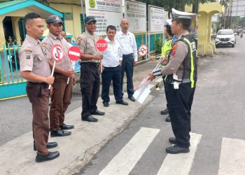 Sat Lantas Polres Pematangsiantar melaksanakan kampanye keselamatan dengan memberikan alat bantu pengaturan arus lalintas (Gatur Lalin) dan pembinaan kemampuan kepada Satpam Sekolah Yayasan Perguruan Taman Siswa (YP Tamsis), di Jalan Kartini, pada Rabu (3/9/2025) pagi.