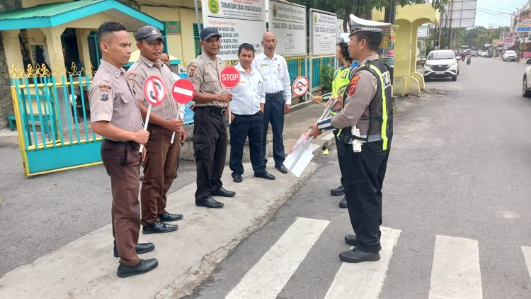 Sat Lantas Polres Pematangsiantar melaksanakan kampanye keselamatan dengan memberikan alat bantu pengaturan arus lalintas (Gatur Lalin) dan pembinaan kemampuan kepada Satpam Sekolah Yayasan Perguruan Taman Siswa (YP Tamsis), di Jalan Kartini, pada Rabu (3/9/2025) pagi.