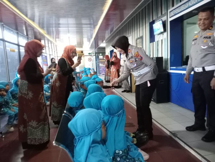 Sat Lantas Polres Pematangsiantar menerima kunjungan Anak - anak Taman Kanak - kanak (TK) Yayasan Perguruan Hidayatul Islamiyah (YPHI) Kota Pematangsiantar dalam rangka outing class ke Kantor Polisi, pada Kamis (4/9/2025) pagi lalu.
