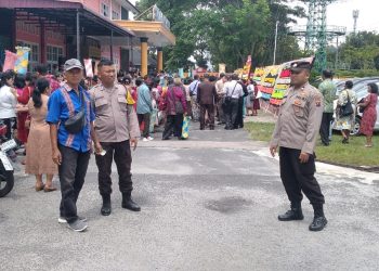 Bhabinkamtibmas menggelar patroli rutin dalam rangka mencegah terjadinya gangguan kamtibmas, di wilayah hukumnya, pada Sabtu (27/9/2025) siang.