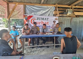 Bhabinkamtibmas menggelar kegiatan Jumat Curhat Kamtibmas kepada masyarakat Jalan Bahkora II Bawah, di Warung Kopi Bapak Obet Sianturi, pada Jumat (26/9/2025) pagi.
