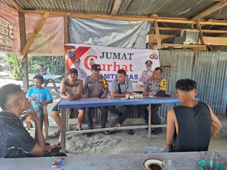 Bhabinkamtibmas menggelar kegiatan Jumat Curhat Kamtibmas kepada masyarakat Jalan Bahkora II Bawah, di Warung Kopi Bapak Obet Sianturi, pada Jumat (26/9/2025) pagi.