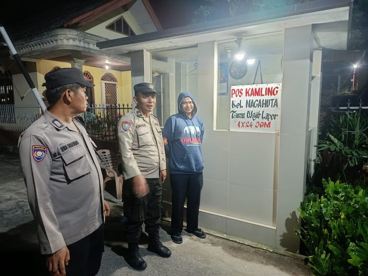 Polsek Siantar Marihat melaksanakan kegiatan sambang ke Pos Kamling, di Jalan SM. Raja, pada Senin (1/9/2025) malam.