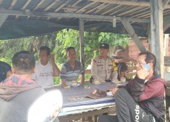 Bhabinkamtibmas Kelurahan Tanjung Pinggir, Aipda Abdul Malik, melaksanakan sambang kepada masyarakat Jalan Rondahaim Pematangsiantar, pada Senin (22/9/2025) pagi.