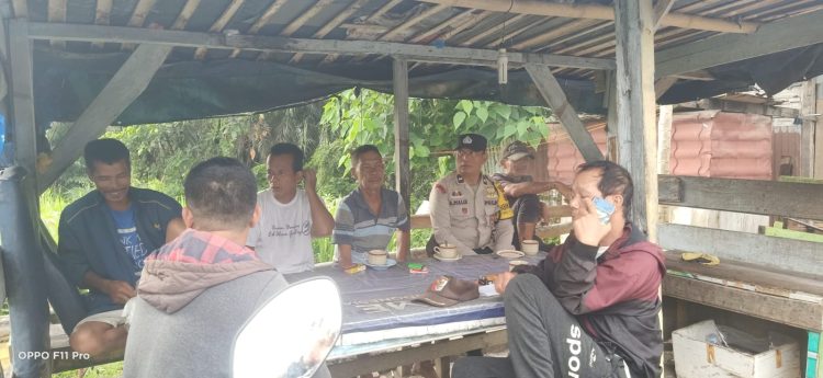 Bhabinkamtibmas Kelurahan Tanjung Pinggir, Aipda Abdul Malik, melaksanakan sambang kepada masyarakat Jalan Rondahaim Pematangsiantar, pada Senin (22/9/2025) pagi.