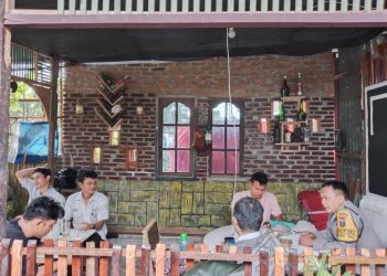 Bhabinkamtibmas Kelurahan Bukit Sofa, Bripka Nurdiansyah melaksanakan sambang kepada masyarakat, di kedai Mpok Lela, Jalan Artileri, Kelurahan Bukit Sofa, Kecamatan Siantar Sitalasari, Kota Pematangsiantar, pada Kamis (11/9/2025) pagi.