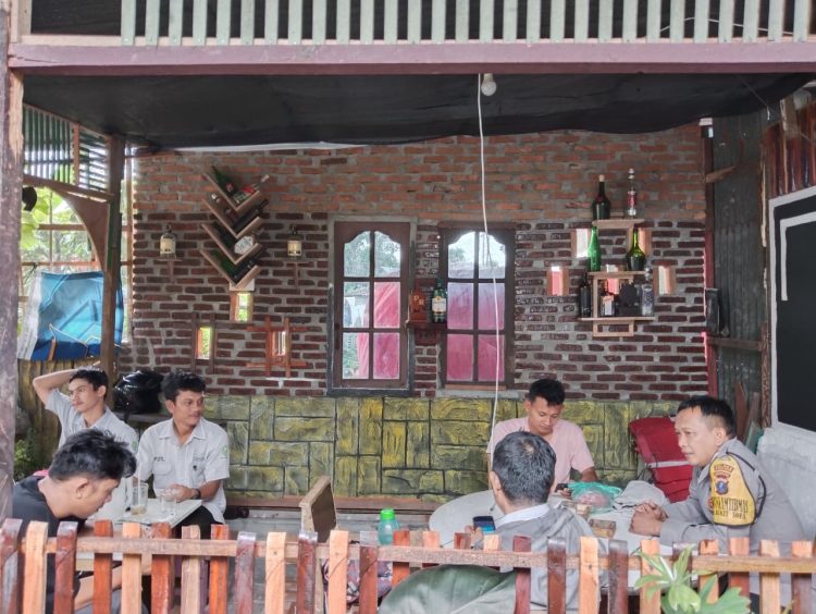 Bhabinkamtibmas Kelurahan Bukit Sofa, Bripka Nurdiansyah melaksanakan sambang kepada masyarakat, di kedai Mpok Lela, Jalan Artileri, Kelurahan Bukit Sofa, Kecamatan Siantar Sitalasari, Kota Pematangsiantar, pada Kamis (11/9/2025) pagi.