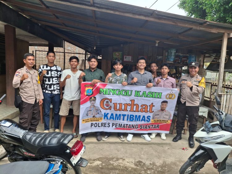 Bhabinkamtibmas Kelurahan Aek Nauli, Aipda Herry Tarigan, dan Bhabinkamtibmas Kelurahan Toba, Aipda Eko Silalahi, menggelar kegiatan Minggu Kasih Kamtibmas kepada Jemaat Gereja GBKP Jalan Nias, pada Minggu (28/9/2025) pagi.