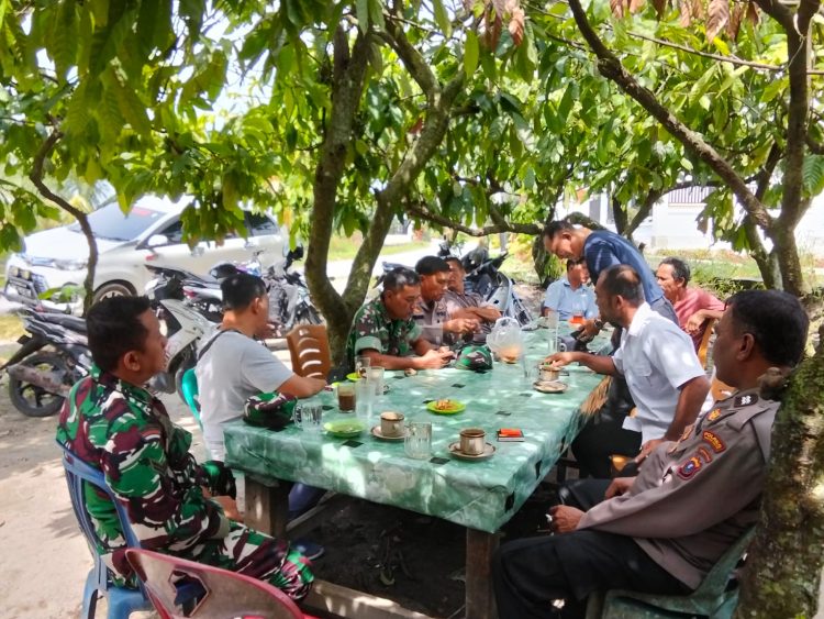 Kapolsek Siantar Marihat, AKP Doni Simanjuntak SH, bersama Forkopincam Siantar Marimbun monitoring pohon tumbang akibat  bencana alam angin kencang, di Jalan Bahkora II, pada Rabu (24/9/2025) pagi.