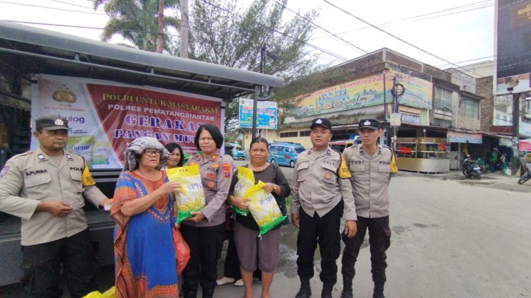 Polsek Siantar Utara melaksanakan kegiatan Gerakan Pangan Murah (GPM) kepada masyarakat, di depan Mako Polsek Siantar Utara, Jl. Patuan Nagari, pada Rabu (10/9/2025) pagi.
