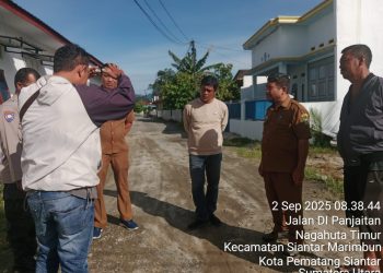 Bhabinkamtibmas Kelurahan Nagahuta, AIPTU F. Munthe, gerak cepat mengamankan seorang warga diduga Orang Dalam Gangguan Jiwa (ODGJ) yang kumat dan menggangu orang, di Jalan D.I Panjaitan, pada Selasa (2/9/2025) pagi.