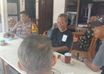 Bhabinkamtibmas Kelurahan Nagapitu, AIPTU S. Ambarita, melaksanakan sambang kamtibmas kepada masyarakat Jalan Medan, Gang Bajigur, tepatnya di kedai Bang Rian, pada Rabu (24/9/2025) pagi.