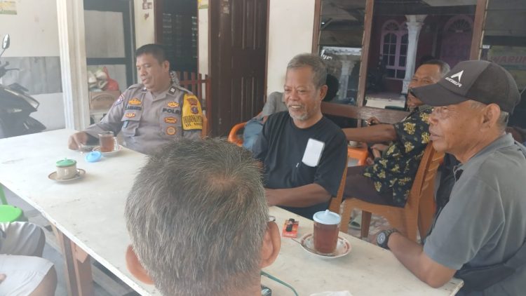 Bhabinkamtibmas Kelurahan Nagapitu, AIPTU S. Ambarita, melaksanakan sambang kamtibmas kepada masyarakat Jalan Medan, Gang Bajigur, tepatnya di kedai Bang Rian, pada Rabu (24/9/2025) pagi.