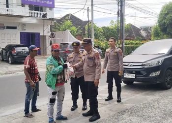 Bagian Operasional (Bag Ops) Polres Pematangsiantar melaksanakan pembagian bantuan sosial (Bansos) kepada masyarakat yang membutuhkan seperti Ojek Online (Ojol), pada Rabu (3/9/2025) pagi.