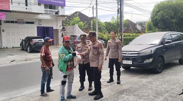 Bagian Operasional (Bag Ops) Polres Pematangsiantar melaksanakan pembagian bantuan sosial (Bansos) kepada masyarakat yang membutuhkan seperti Ojek Online (Ojol), pada Rabu (3/9/2025) pagi.