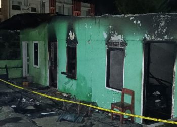 Personil Polsek Siantar Martoba melakukan pengecekan Tempat Kejadian Perkara (TKP) kebakaran rumah, di Jalan Rajamin Purba Pematangsiantar, pada Minggu (28/9/2025) malam.