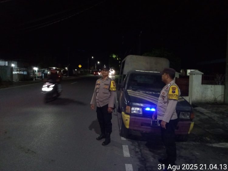 Polsek Siantar Marihat  melaksanakan Blue Light Patrol dalam rangka menciptakan suasana aman dan kondusif, di wilayah hukum Polsek Siantar Marihat, pada  Minggu (31/8/2025) malam.