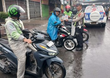 Sat Lantas Polres Pematangsiantar melaksanakan kegiatan Pendidikan Masyarakat Lalu Lintas, Penerangan Keliling, dan Penyuluhan (Dikmas Lantas Penling Penluh) kepada para pengendara ojek online (Ojol) yang mangkal di Jalan Vihara Siantar Square, pada Jumat (12/9/2025) pagi.