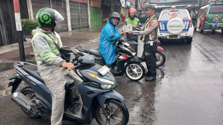 Sat Lantas Polres Pematangsiantar melaksanakan kegiatan Pendidikan Masyarakat Lalu Lintas, Penerangan Keliling, dan Penyuluhan (Dikmas Lantas Penling Penluh) kepada para pengendara ojek online (Ojol) yang mangkal di Jalan Vihara Siantar Square, pada Jumat (12/9/2025) pagi.