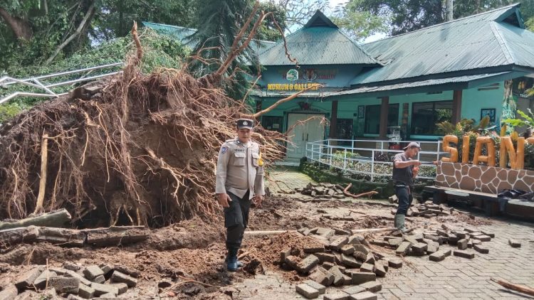 Polsek Siantar Barat melakukan monitoring di Taman Hewan, Jalan Gunung Simanuk – manuk, pasca terjadinya bencana alam hujan deras dan angin kencang, pada Rabu (24/9/2025) pagi,