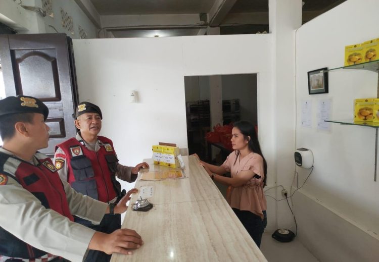 Satuan Samapta Polres Pematangsiantar gencar melaksanakan patroli menggunakan kendaraan dinas roda empat (R4) dan pengaturan lalulintas (Gatur Lalin), di wilayah hukum Polres Pematangsiantar, pada  Senin (1/9/2025) pagi.