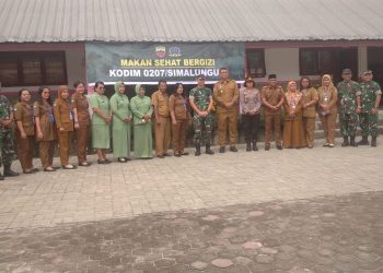 Kapolsek Sianțar Utara, AKP Jahrona Sinaga SH, menghadiri kegiatan pemberian makanan sehat bergizi yang diselenggarakan Kodim 0207/Simalungun, di SD Negeri 124395 Jalan Nagur, pada Senin (29/9/2025) pagi.