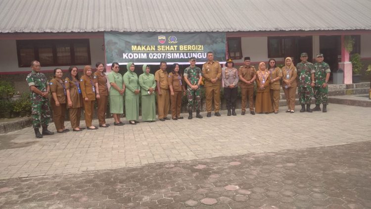 Kapolsek Sianțar Utara, AKP Jahrona Sinaga SH, menghadiri kegiatan pemberian makanan sehat bergizi yang diselenggarakan Kodim 0207/Simalungun, di SD Negeri 124395 Jalan Nagur, pada Senin (29/9/2025) pagi.
