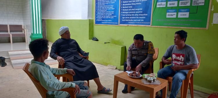 Bhabinkamtibmas Kelurahan Simarimbun, Bripka Johannes C. Siregar, bersama Sekretaris Kelurahan (Seklur) Simarimbun, Rado P. Saragih, kunjungi Pondok Pesantren Mahabbaturrosul SAW yang terletak di Sidomulyo, Jalan Raya ke Sidamanik, pada Senin (8/9/2025) sore.