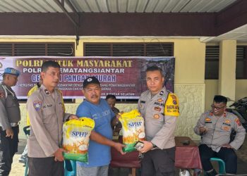 Polsek Siantar Selatan menggelar kegiatan Gerakan Pangan Murah kepada mayarakat, di halaman Mako Polsek Siantar Marimbun, pada Kamis (25/9/20250 pagi.