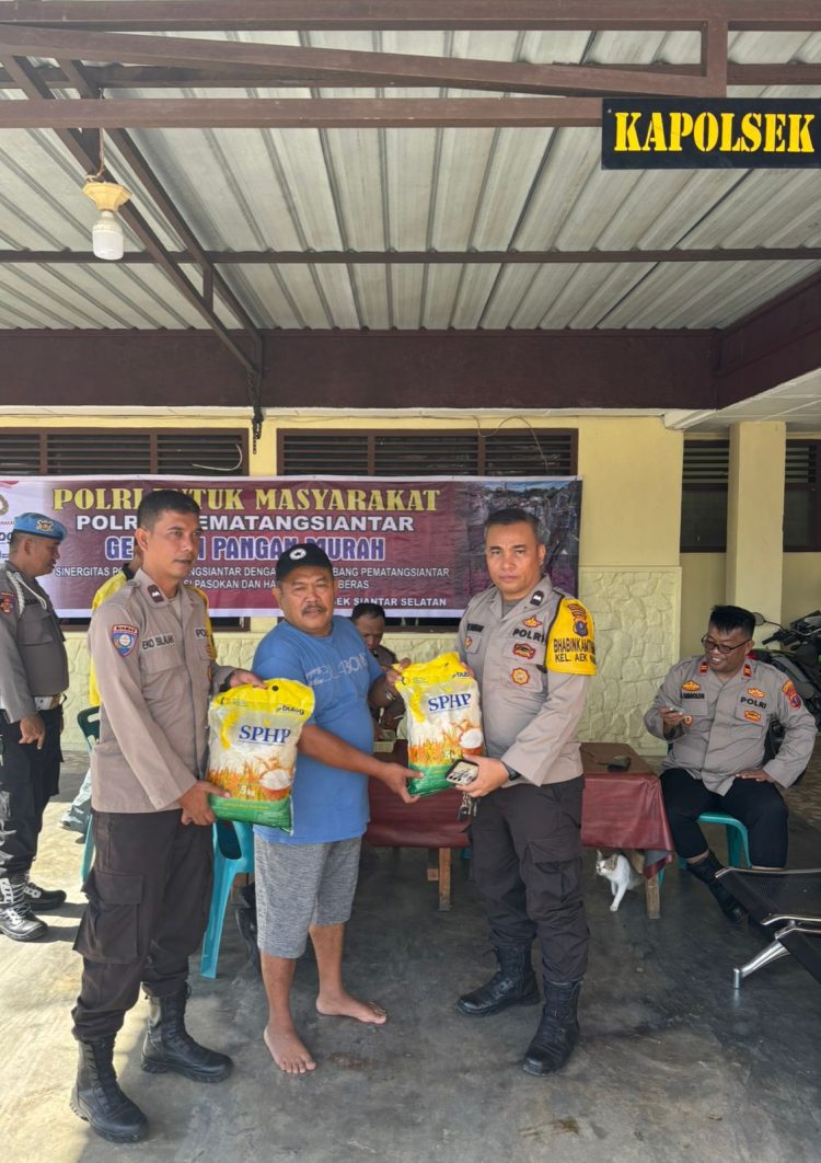 Polsek Siantar Selatan menggelar kegiatan Gerakan Pangan Murah kepada mayarakat, di halaman Mako Polsek Siantar Marimbun, pada Kamis (25/9/20250 pagi.