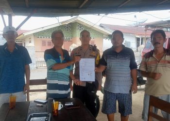 BhabinKamtibmas Kelurahan Suka Maju,  AIPDA Adilman Manalu, menyelesaikan dugaan selisih paham, di warung tuak, Jalan Nenas Pematangsiantar, pada Sabtu (20/9/2025) sore.