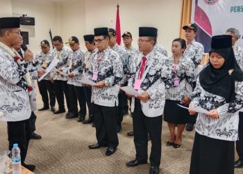 Ketua PGRI Sumatera Utara, Samsul Napitupulu, S.E, M.Si saat melantik Pengurus PGRI Pematangsiantar Masa Bakti XXIII Tahun 2025 – 2030.