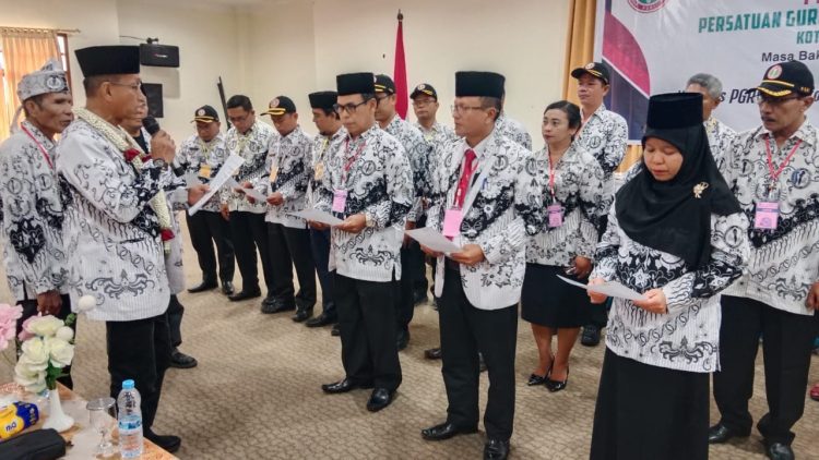 Ketua PGRI Sumatera Utara, Samsul Napitupulu, S.E, M.Si saat melantik Pengurus PGRI Pematangsiantar Masa Bakti XXIII Tahun 2025 – 2030.