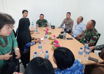 Kapolsek Siantar Timur, IPTU Edi J.J. Manalu SH, MH, menghadiri launching dapur Satuan Pelayanan Pemeliharaan Gizi (SPPG) Merdeka Mayang Sari Sejahtera, di Jalan Sangnauwaluh, depan Loket Sepadan, pada Jumat (17/10/2025) pagi.