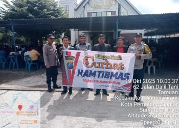 Polsek Siantar Timur menggelar kegiatan Minggu Curhat Kamtibmas, di Gereja GKPI JK Tomuan, pada Minggu (19/10/2025) pagi.