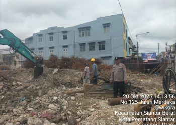 Polsek Siantar Barat melaksanakan monitoring pembongkaran Gedung IV Pasar Horas, pada Senin (20/10/2025) siang.
