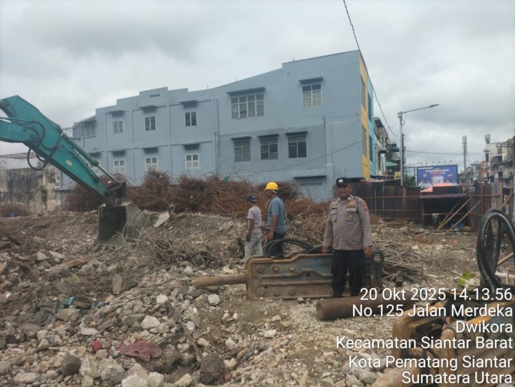Polsek Siantar Barat melaksanakan monitoring pembongkaran Gedung IV Pasar Horas, pada Senin (20/10/2025) siang.
