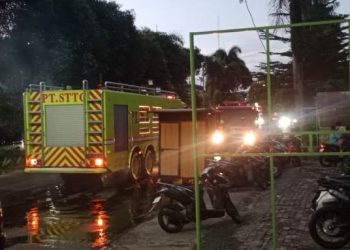 Mobil Damkar PT. STTC ikut kerja keras memadamkan api yang membakar dua unit rumah, di Jalan Udang, Kelurahan Pardomuan, Kecamatan Siantar Timur, Kota Pematangsiantar, pada Rabu (29/10/2025) pagi.