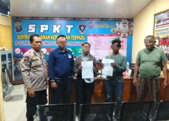 Personil Sentral Pelayanan Kepolisian Terpadu (SPKT) Polres Pematangsiantar, menyelesaikan dugaan pencurian Handphone (HP) dengan problem solving, pada Minggu (5/10/2025) malam.