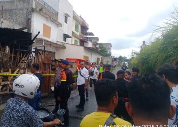Polres Pematangsiantar mengecek Tempat Kejadian Perkara (TKP) kebakaran 3 bangunan semi permanen, di Jalan Bangsal Pematangsiantar, pada Rabu (8/10/2025) siang.