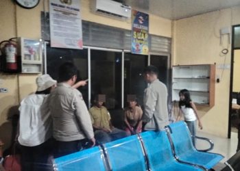 Polsek Siantar Barat melalui Unit Perlindungan Perempuan dan Anak (PPA), gerak cepat melakukan pengecekan dugaan tindak pidana Kekerasan Dalam Rumah Tangga (KDRT), di Jalan Bandung, pada Minggu (19/10/2025).