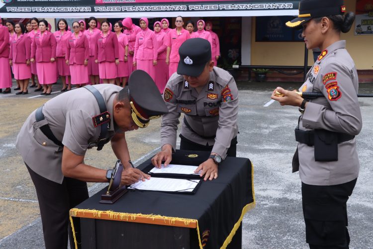 Kapolres Pematangsiantar, AKBP Sah Udur T.M. Sitinjak SH, SIK, MH, memimpin serah terima jabatan (Sertijab) Wakapolres, Kapolsek Siantar Martoba dan Kasi Propam, pada Senin (13/10/2025) sore.