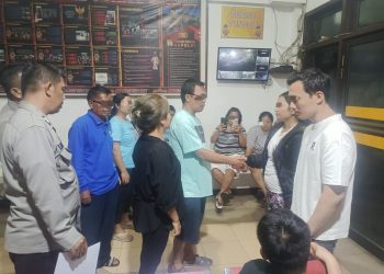 Polsek Siantar Utara menyelesaikan dugaan tindak pidana penganiayaan yang terjadi di Jalan Nanggar Suasa, dengan mediasi, pada Senin (13/10/2025) siang.