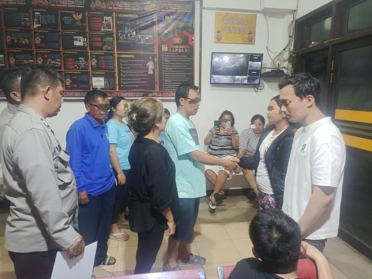 Polsek Siantar Utara menyelesaikan dugaan tindak pidana penganiayaan yang terjadi di Jalan Nanggar Suasa, dengan mediasi, pada Senin (13/10/2025) siang.