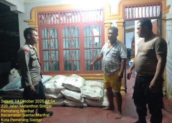 Polsek Siantar Marihat mendistribusikan bantuan pupuk kepada warga, Bapak Kompol (Purn) .P. Hutasoit, di Jalan Melanthon Siregar, pada Selasa (14/10/2025) sore.
