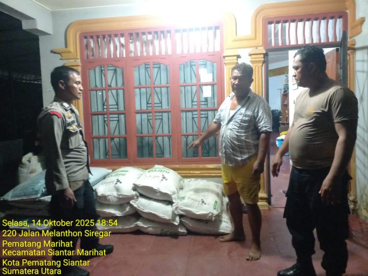 Polsek Siantar Marihat mendistribusikan bantuan pupuk kepada warga, Bapak Kompol (Purn) .P. Hutasoit, di Jalan Melanthon Siregar, pada Selasa (14/10/2025) sore.
