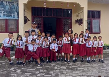 Bhabinkamtibmas Kelurahan Kebun Sayur, Bripka Manoa Sitanggang, melaksanakan sambang atau Door to door System (DDS) ke UPTD SD Negeri 124385, di Jalan Sawi, pada Rabu (15/10/2025) pagi.