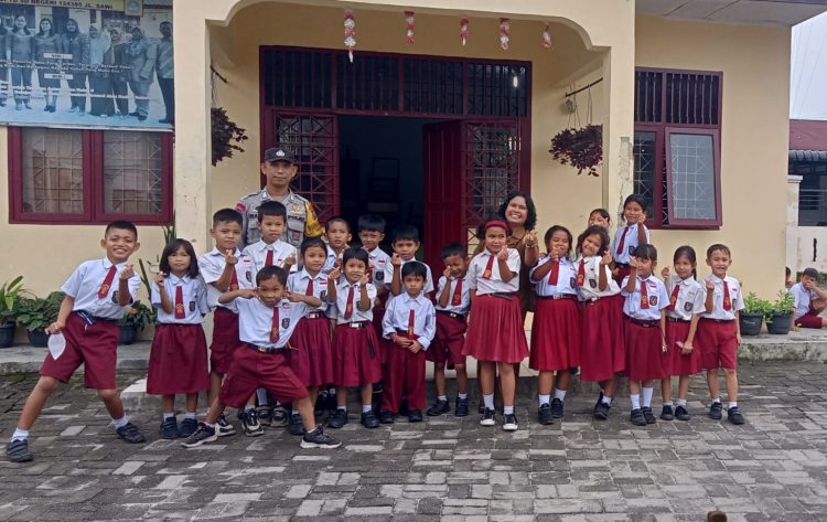 Bhabinkamtibmas Kelurahan Kebun Sayur, Bripka Manoa Sitanggang, melaksanakan sambang atau Door to door System (DDS) ke UPTD SD Negeri 124385, di Jalan Sawi, pada Rabu (15/10/2025) pagi.