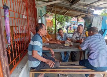 Bhabinkamtibmas Kelurahan Asuhan, AIPDA D. Sinaga, sambangi warga binaannya, di Jalan Sejahtera, pada Senin (13/10/2025) siang,