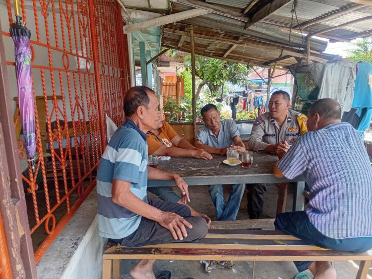 Bhabinkamtibmas Kelurahan Asuhan, AIPDA D. Sinaga, sambangi warga binaannya, di Jalan Sejahtera, pada Senin (13/10/2025) siang,